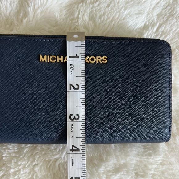 Michael Kors wristlet. - Picture 5 of 7